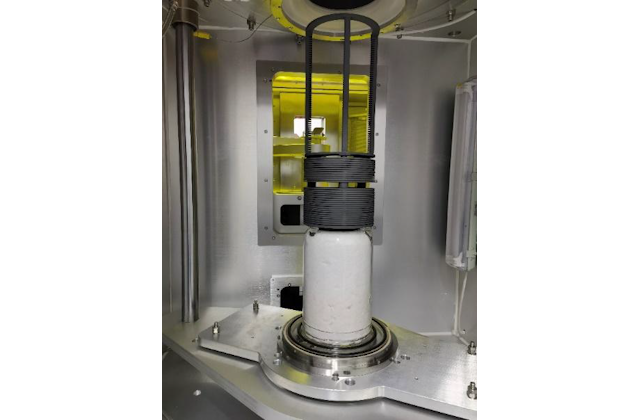 Зона загрузки лодочек в реактор